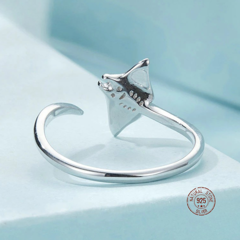 Graceful Manta Ray Ring