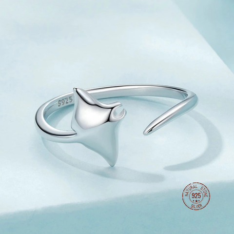Graceful Manta Ray Ring