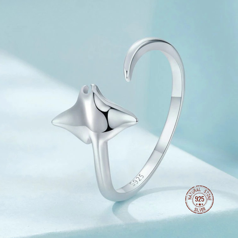 Graceful Manta Ray Ring